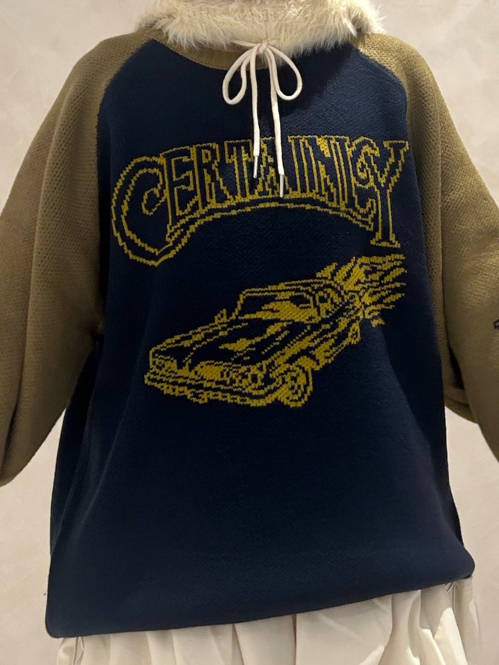 ブラック系のブーツ、ホワイト系のスカート、ブルー系のニット/セーターを着用したレディースの秋コーディネートの5枚目の写真