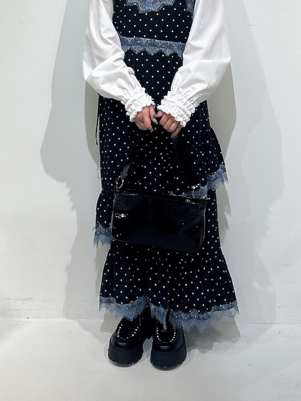 ブラック系のワンピース、ブラック系のローファー、ホワイト系のシャツ/ブラウスを着用したレディースの冬コーディネートの5枚目の写真