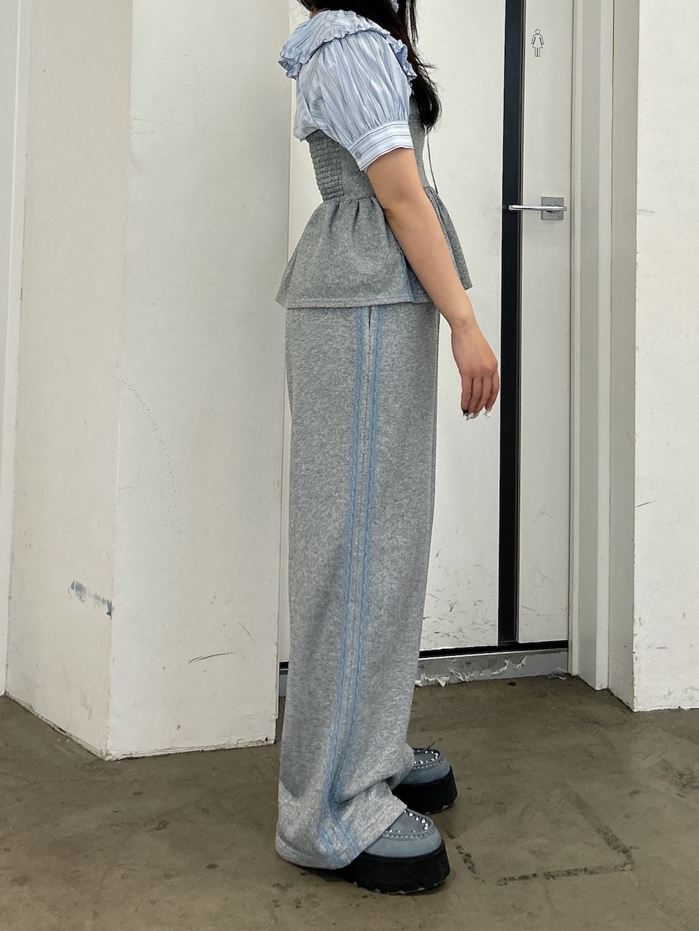 ブルー系のシャツ/ブラウス、グレー系のキャミソール、グレー系のその他パンツを着用したレディースの春コーディネートの2枚目の写真
