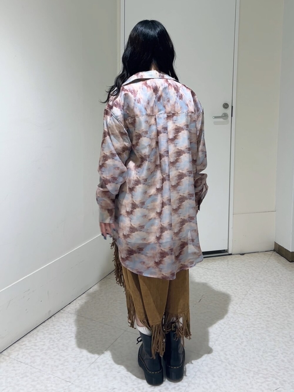ブラウン系のスカート、ブラック系のその他シューズ、ベージュ系のシャツ/ブラウスを着用したレディースの春コーディネートの3枚目の写真