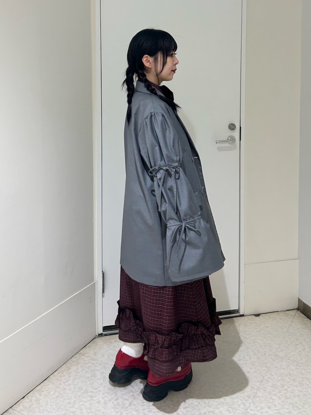グレー系のワンピース、レッド系のワンピース、レッド系のローファーを着用したレディースの春コーディネートの2枚目の写真