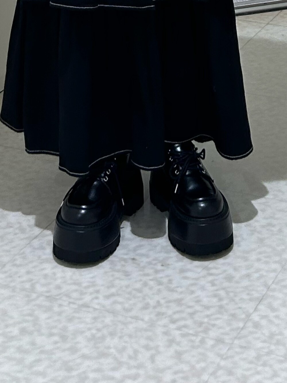 ブラック系のワンピース、その他のニット/セーター、ブラック系のドレスシューズを着用したレディースの秋コーディネートの8枚目の写真