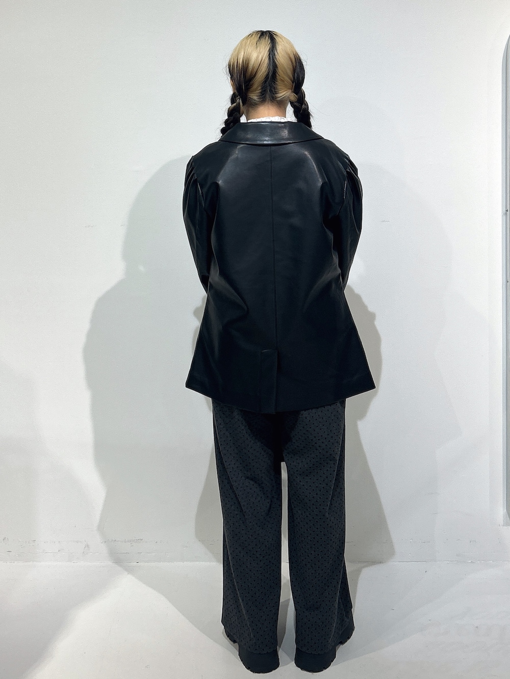 ホワイト系のシャツ/ブラウス、ブラック系のテーラードジャケット、グレー系のスウェットパンツを着用したレディースの冬コーディネートの3枚目の写真