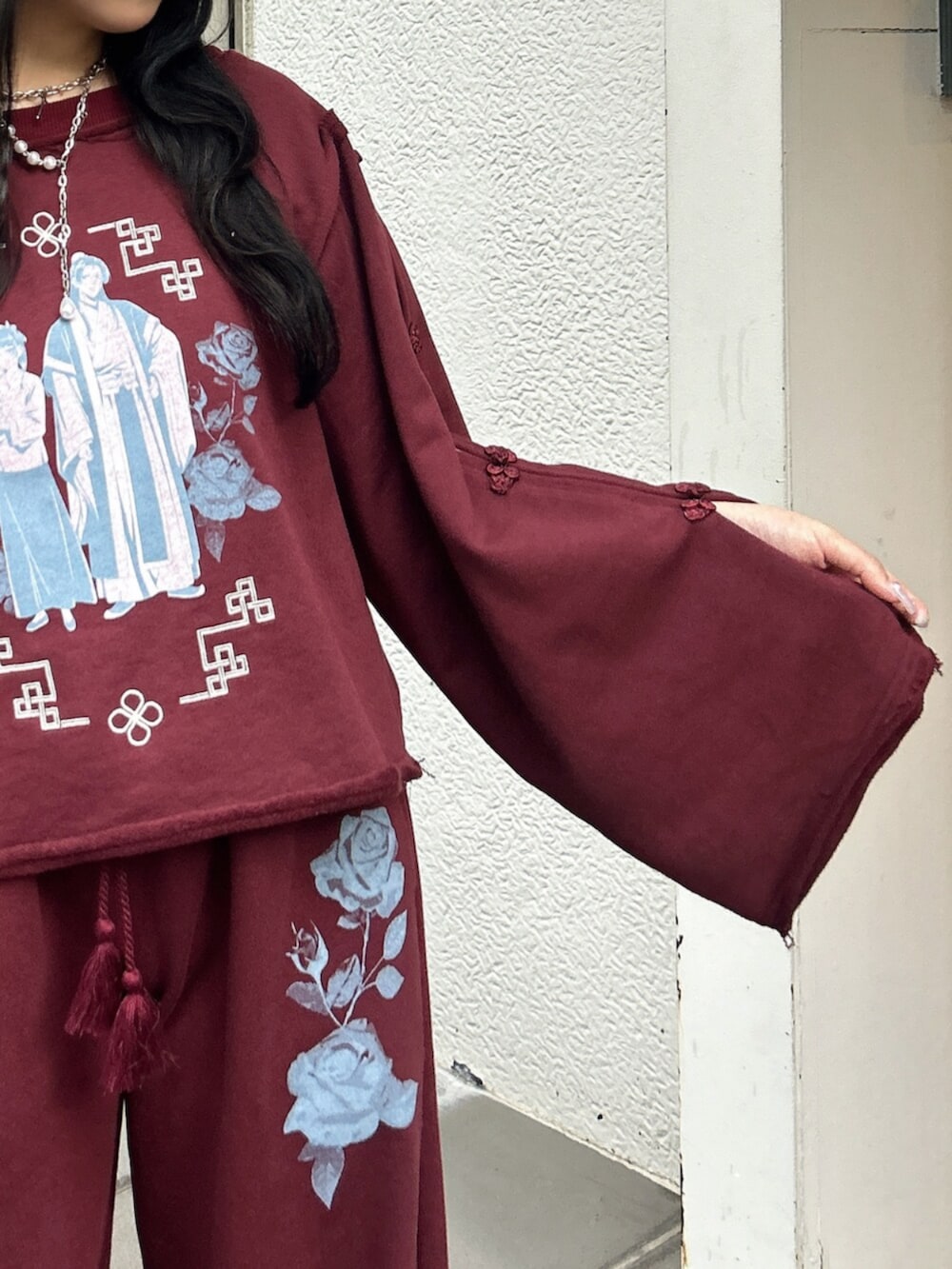 ブラック系のローファー、レッド系のスウェット、レッド系のその他パンツを着用したレディースの秋コーディネートの5枚目の写真