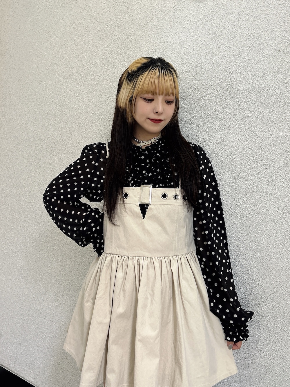 ホワイト系のチュニック、ブラック系のシャツ/ブラウスを着用したレディースの春コーディネートの4枚目の写真