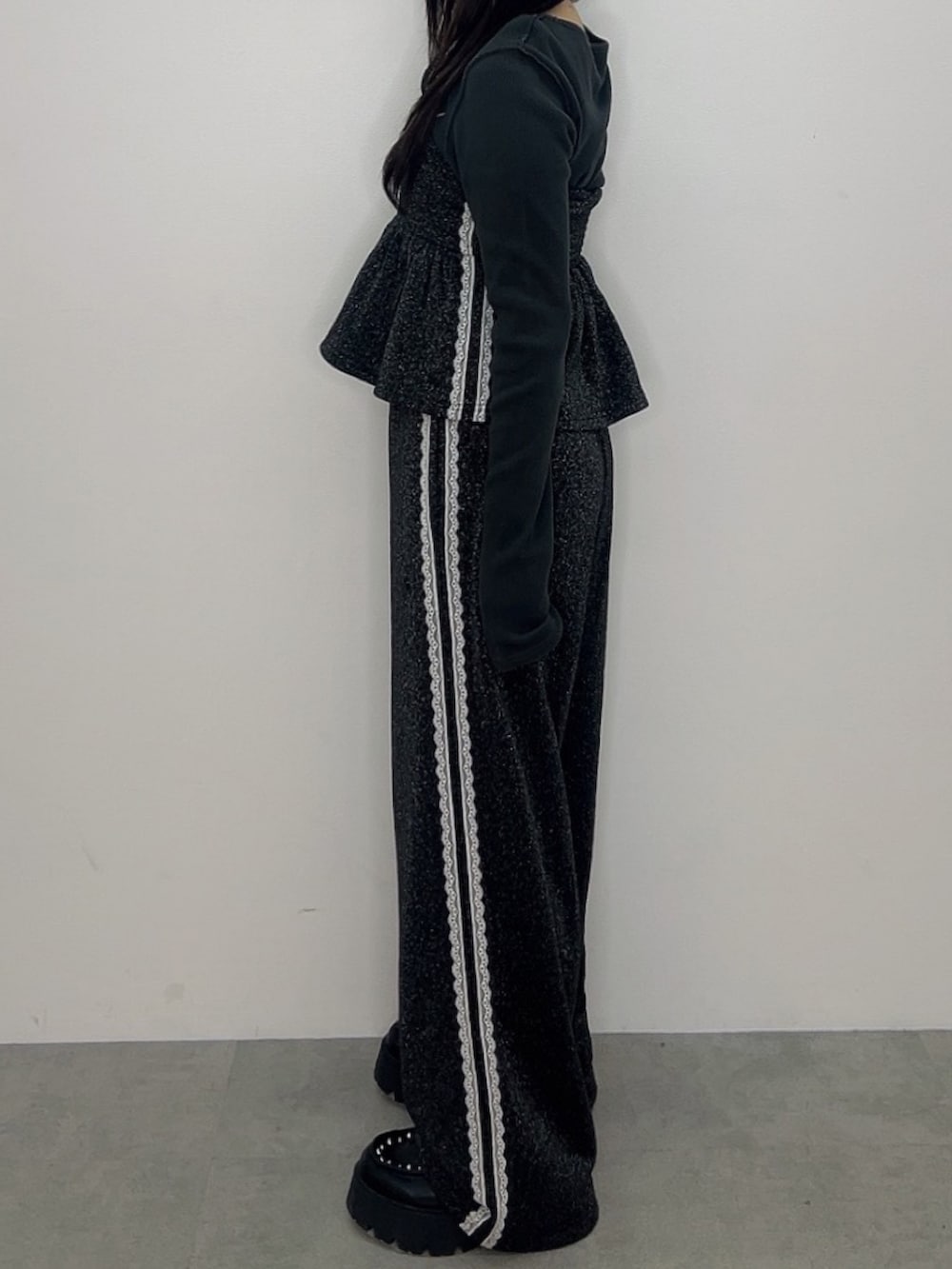 ブラック系のキャミソール、ブラック系のその他パンツ、ブラック系のローファーを着用したレディースの春コーディネートの2枚目の写真