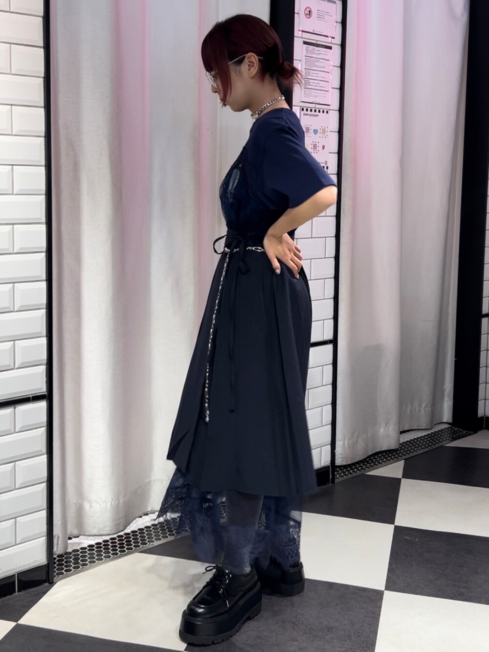 ブルー系のスカート、ブラック系のドレスシューズ、ブルー系のワンピースを着用したレディースの夏コーディネートの2枚目の写真