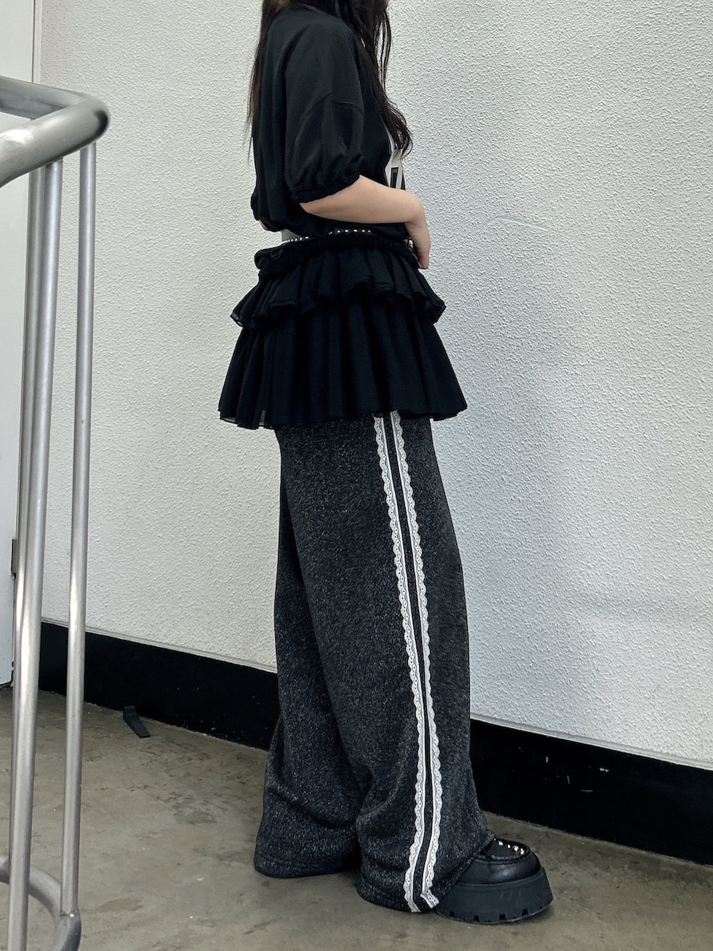ブラック系のワンピース、ブラック系のその他パンツ、ブラック系のローファーを着用したレディースの春コーディネートの2枚目の写真