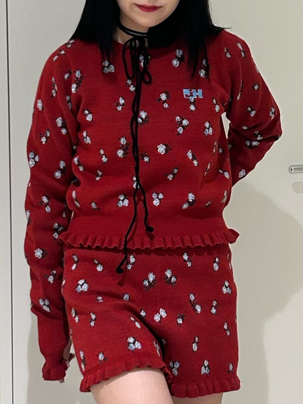 レッド系のニット/セーター、レッド系のニット/セーター、レッド系のローファーを着用したレディースの冬コーディネートの4枚目の写真