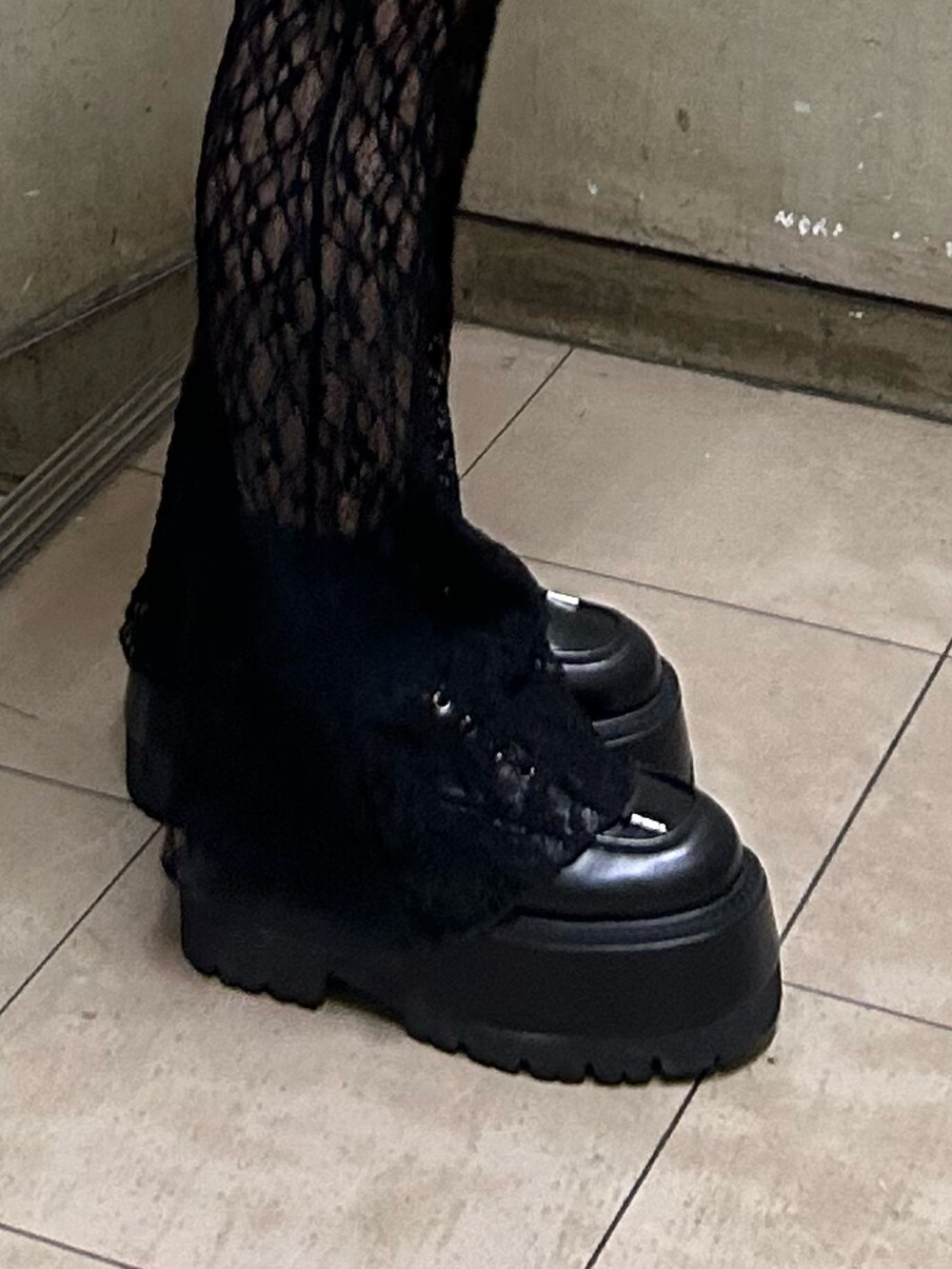 ブルー系のニット/セーター、ホワイト系のTシャツ/カットソー、ブラック系のその他パンツを着用したレディースの冬コーディネートの8枚目の写真