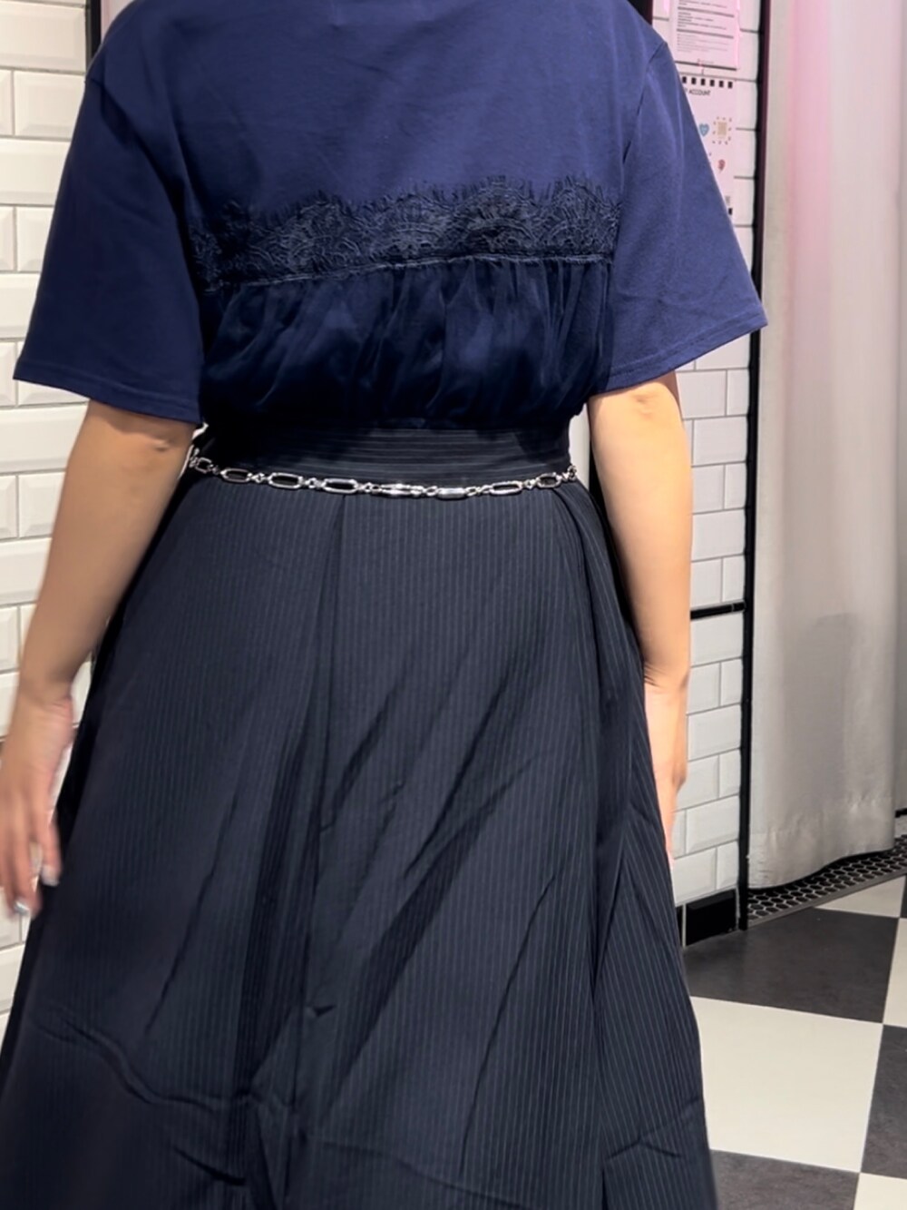 ブルー系のスカート、ブラック系のドレスシューズ、ブルー系のワンピースを着用したレディースの夏コーディネートの7枚目の写真