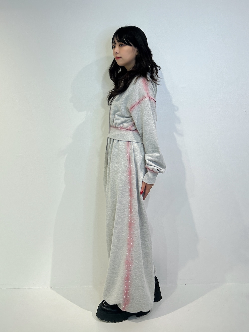 グレー系のパーカー、グレー系のスウェットパンツ、ブラック系のローファーを着用したレディースの冬コーディネートの2枚目の写真