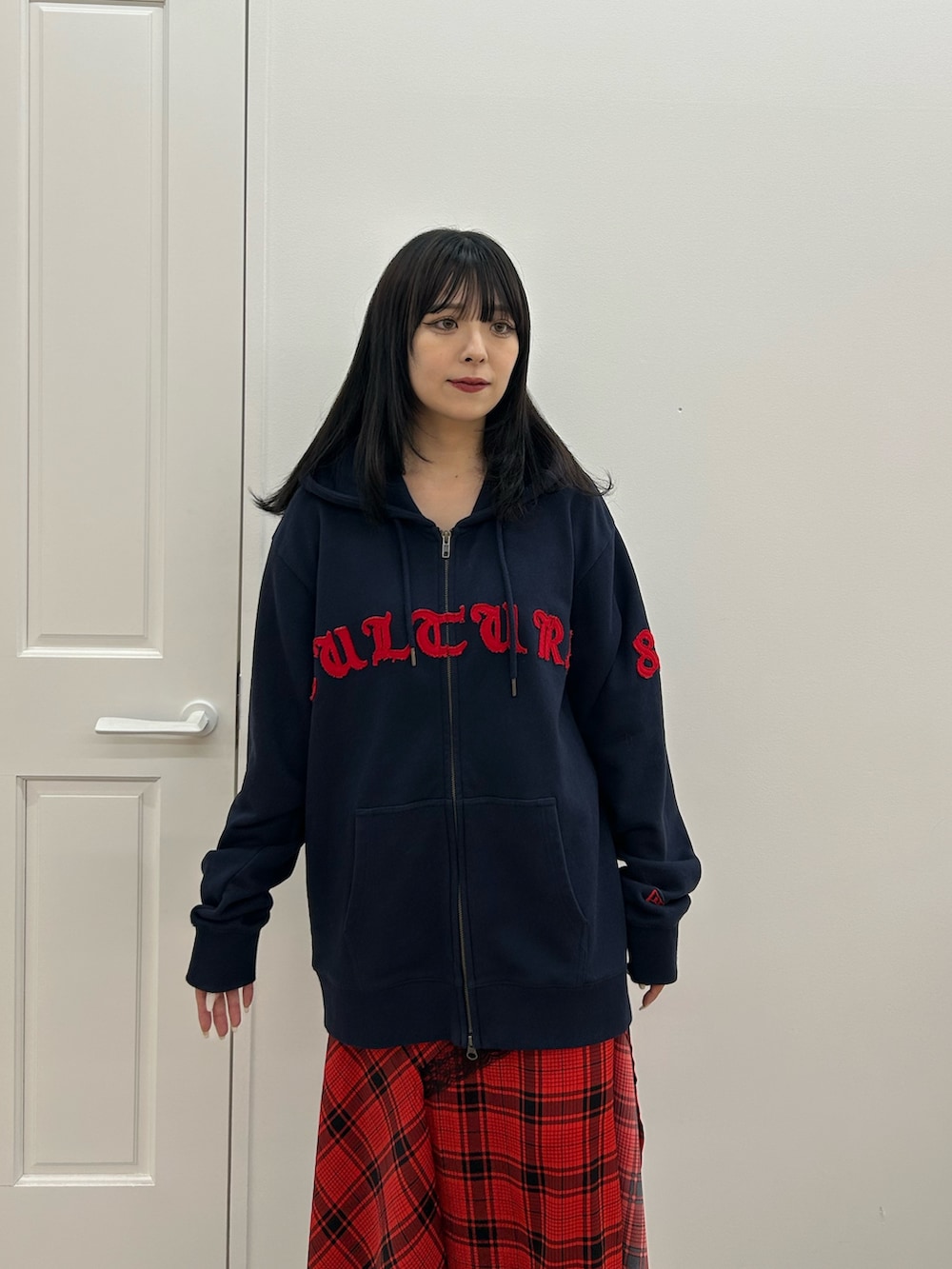 ブルー系のパーカー、レッド系のスカート、ブラック系のローファーを着用したレディースの春コーディネートの7枚目の写真