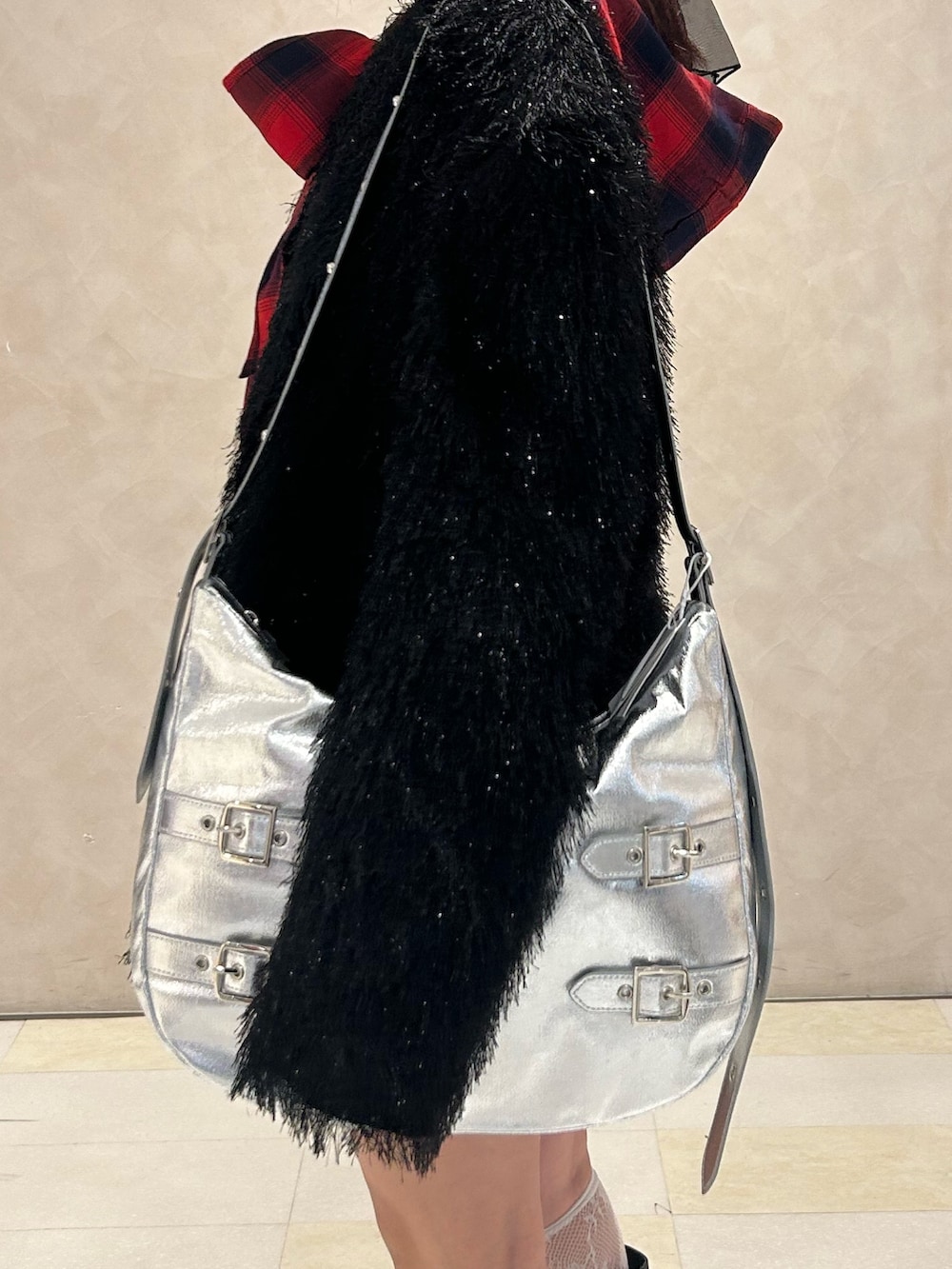 レッド系のシャツ/ブラウス、ブラック系のテーラードジャケット、ホワイト系のショルダーバッグを着用したレディースの秋コーディネートの5枚目の写真