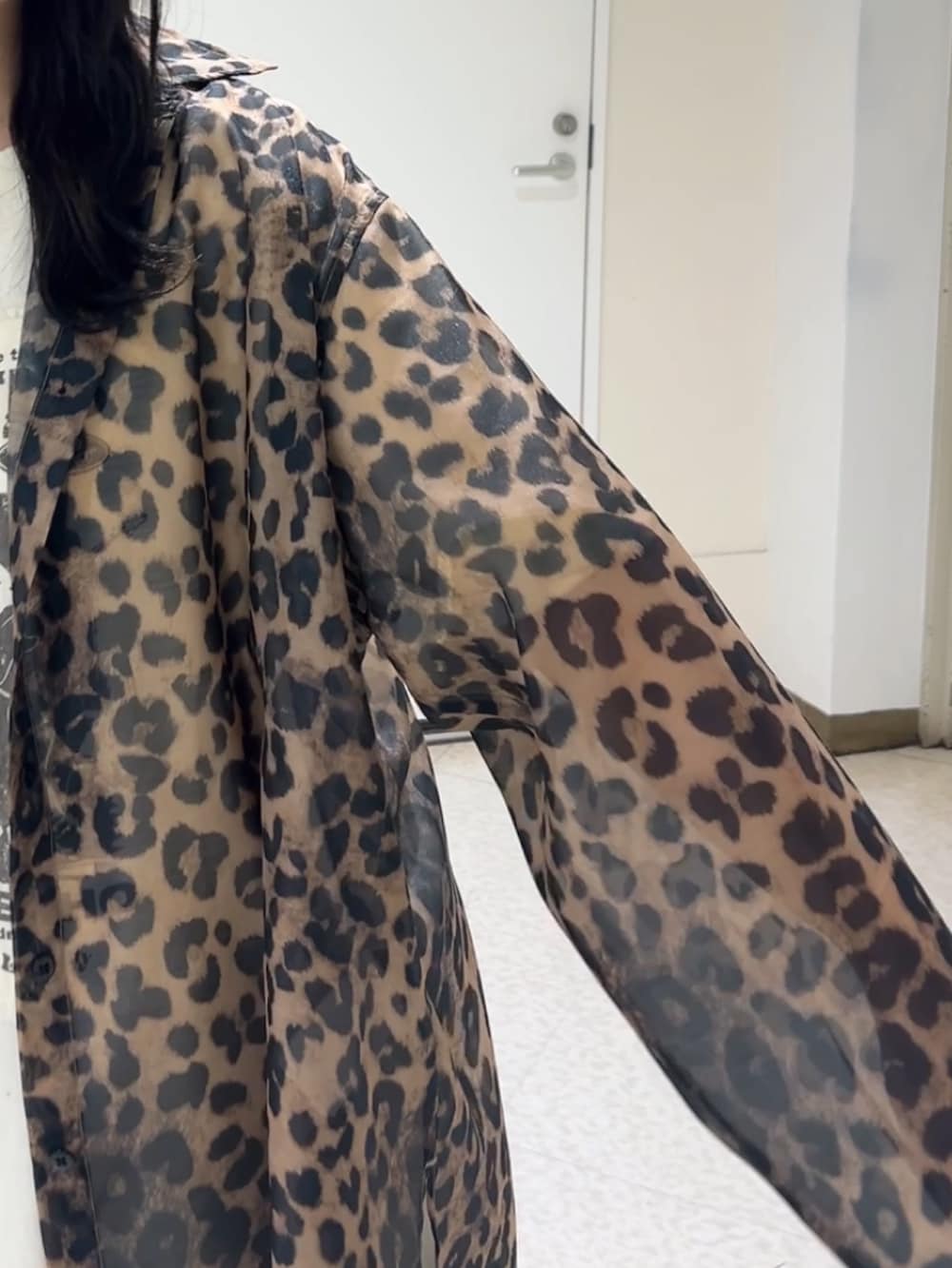 ブラウン系のシャツ/ブラウス、ブラウン系のスカート、ブラック系のその他シューズを着用したレディースの春コーディネートの8枚目の写真
