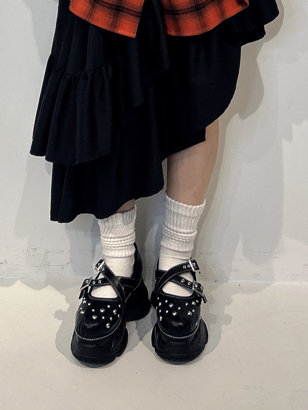 レッド系のシャツ/ブラウス、ブラック系のスカート、ブラック系のサンダルを着用したレディースの春コーディネートの5枚目の写真