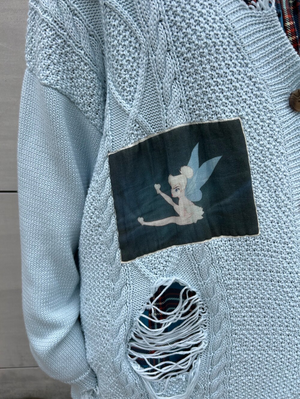 ブルー系のカーディガン/ボレロ、ブルー系のワンピース、ブラック系のブーツを着用したレディースの夏コーディネートの5枚目の写真