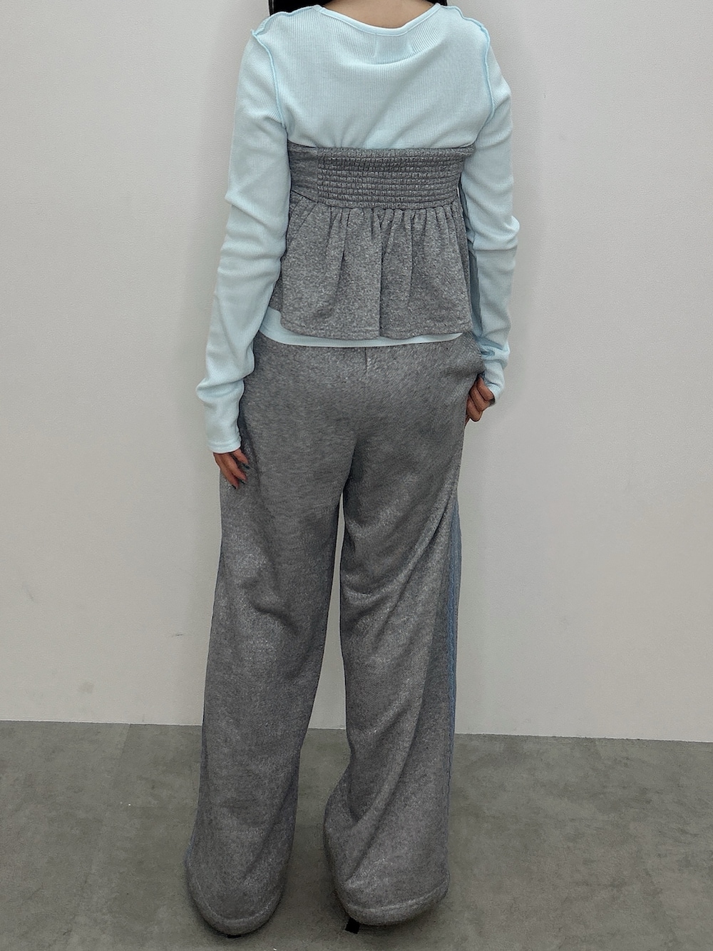 グレー系のキャミソール、グレー系のその他パンツ、ブルー系のTシャツ/カットソーを着用したレディースの春コーディネートの3枚目の写真