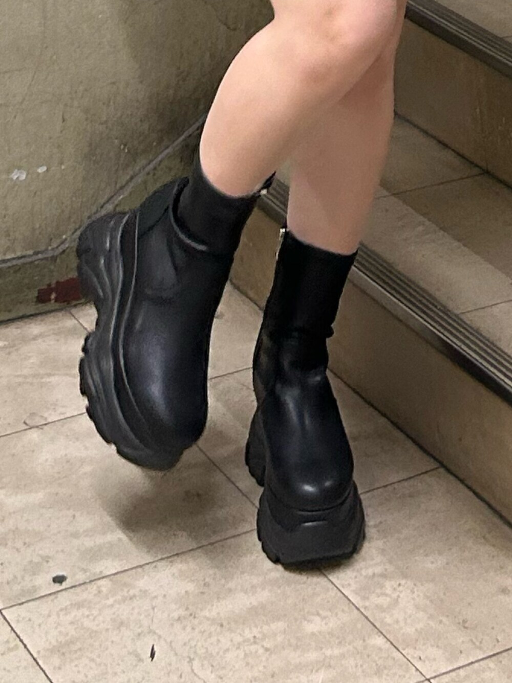 ブラック系のブーツ、ブラック系のシャツ/ブラウス、ブラック系のバレッタ/ヘアクリップを着用したレディースの冬コーディネートの8枚目の写真