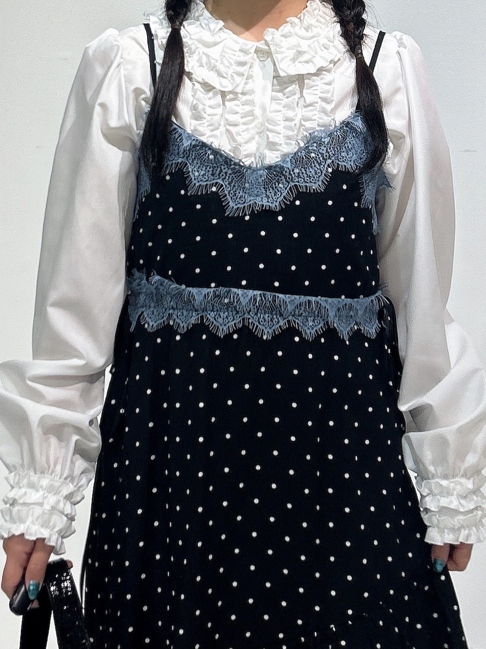 ブラック系のワンピース、ブラック系のローファー、ホワイト系のシャツ/ブラウスを着用したレディースの冬コーディネートの4枚目の写真