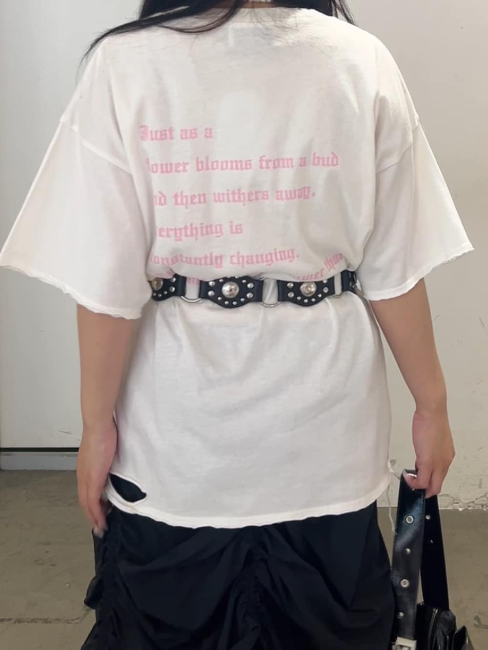ホワイト系のTシャツ/カットソー、ブラック系のスカート、ブラック系のその他シューズを着用したレディースの夏コーディネートの6枚目の写真