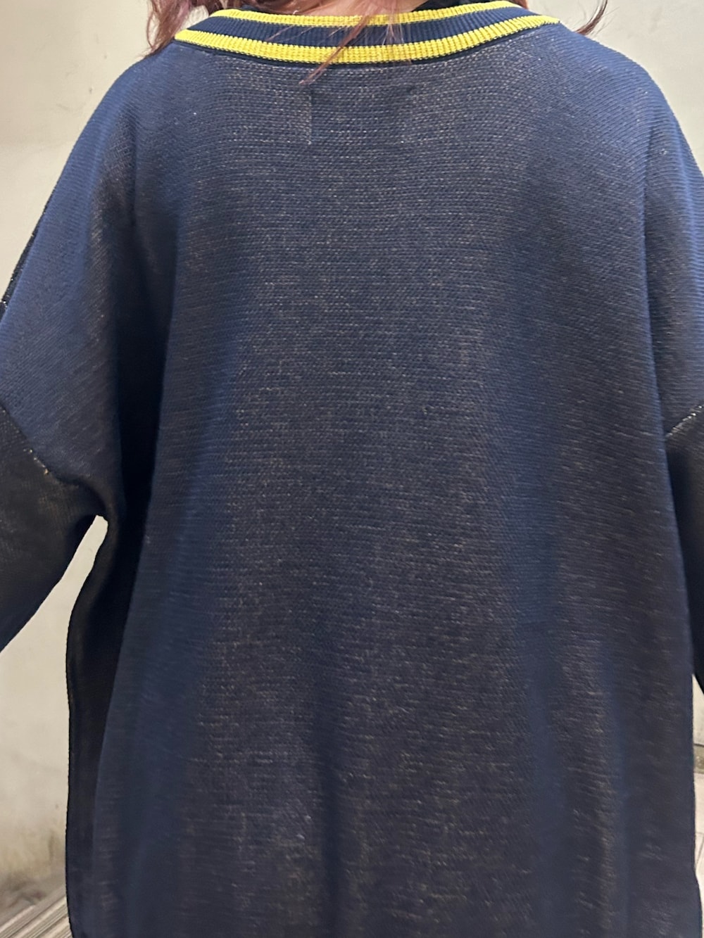 ブルー系のニット/セーター、ホワイト系のTシャツ/カットソー、ブラック系のその他パンツを着用したレディースの冬コーディネートの6枚目の写真