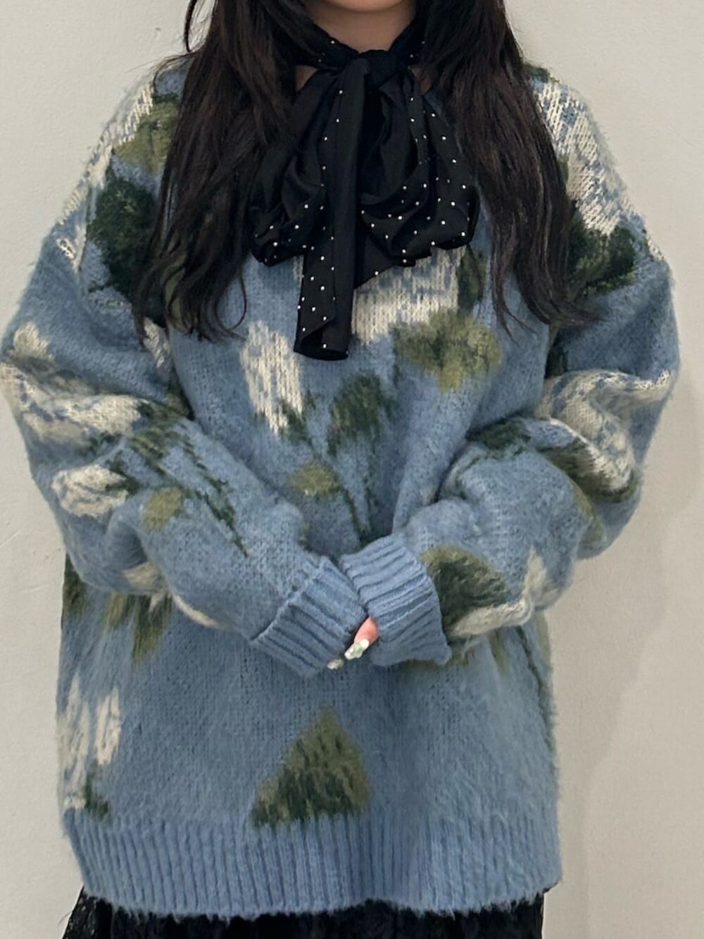 ブラック系のブーツ、ブラック系のシャツ/ブラウス、ブルー系のニット/セーターを着用したレディースの夏コーディネートの4枚目の写真