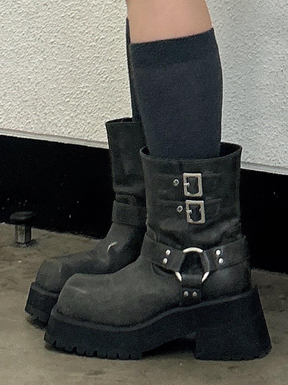 ブラック系のニット/セーター、ブラック系のその他パンツ、ブラック系のブーツを着用したレディースの秋コーディネートの5枚目の写真