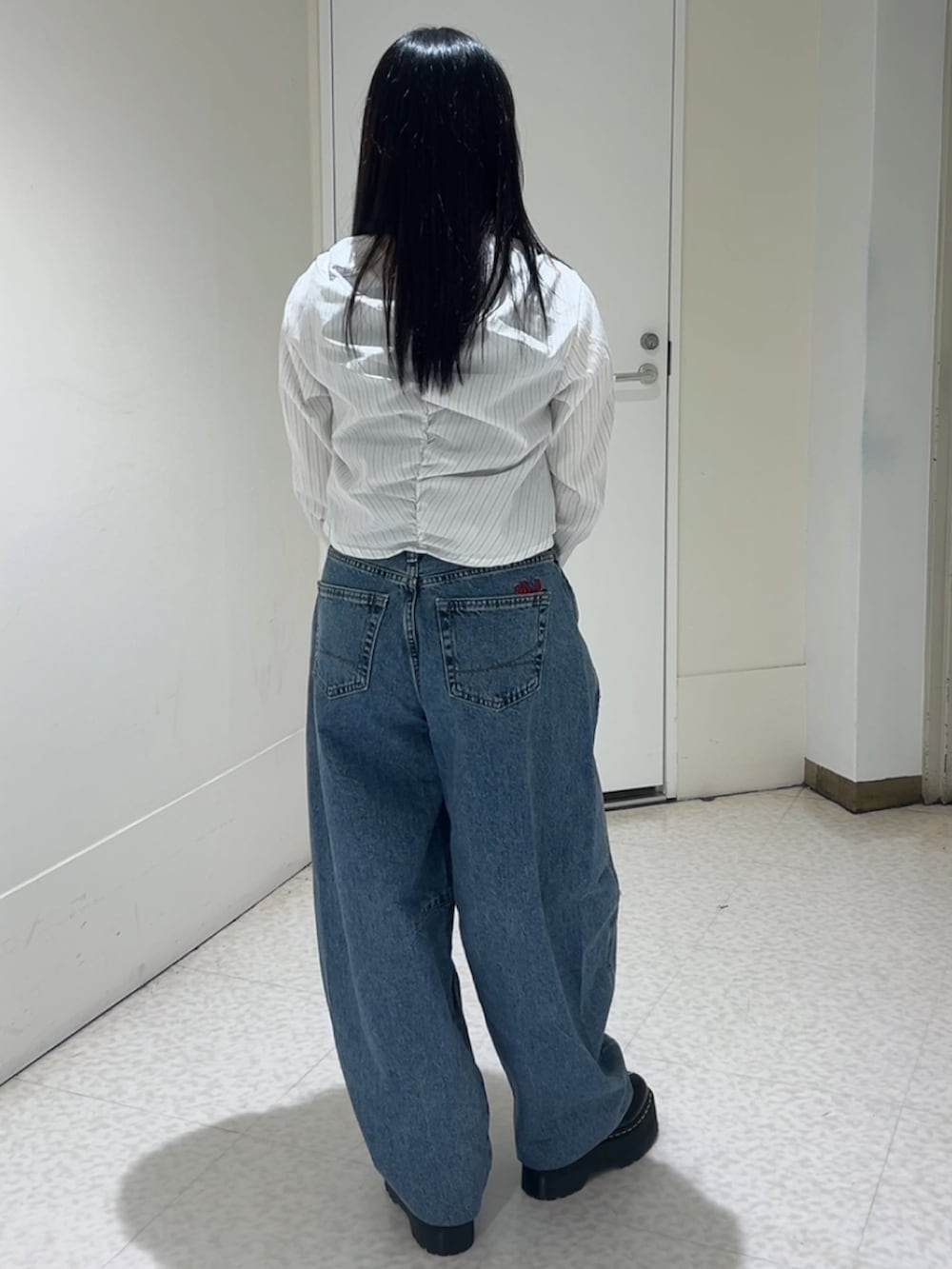 「jouetie、jouetiefashionista、jouetie_ootd、jouetieコーデ、シャツ、シャツスタイル、シャツコーデ、低身長、低身長コーデ、低身長女子、骨格、骨格ウェーブ」｜「jouetieのギャザースリーブストライプシャツ（シャツ/ブラウス、ホワイト系）」を使った、ALICEさん（骨格ウェーブ・レディース・152cm）の春コーディネートの3枚目の写真