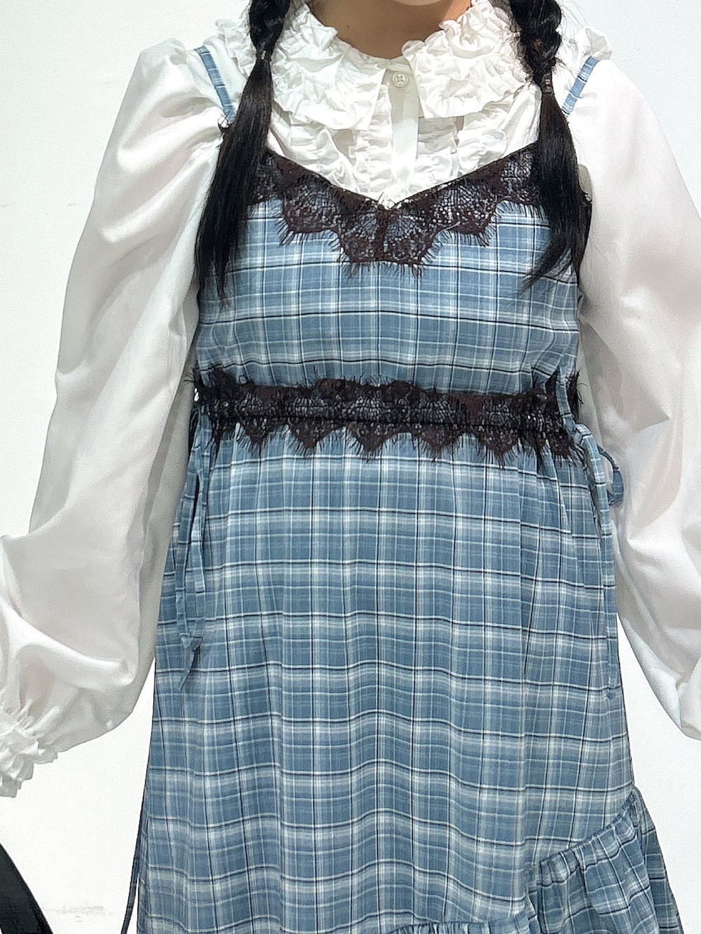 ホワイト系のシャツ/ブラウス、ブルー系のワンピース、ブラック系のハンドバッグを着用したレディースの冬コーディネートの4枚目の写真