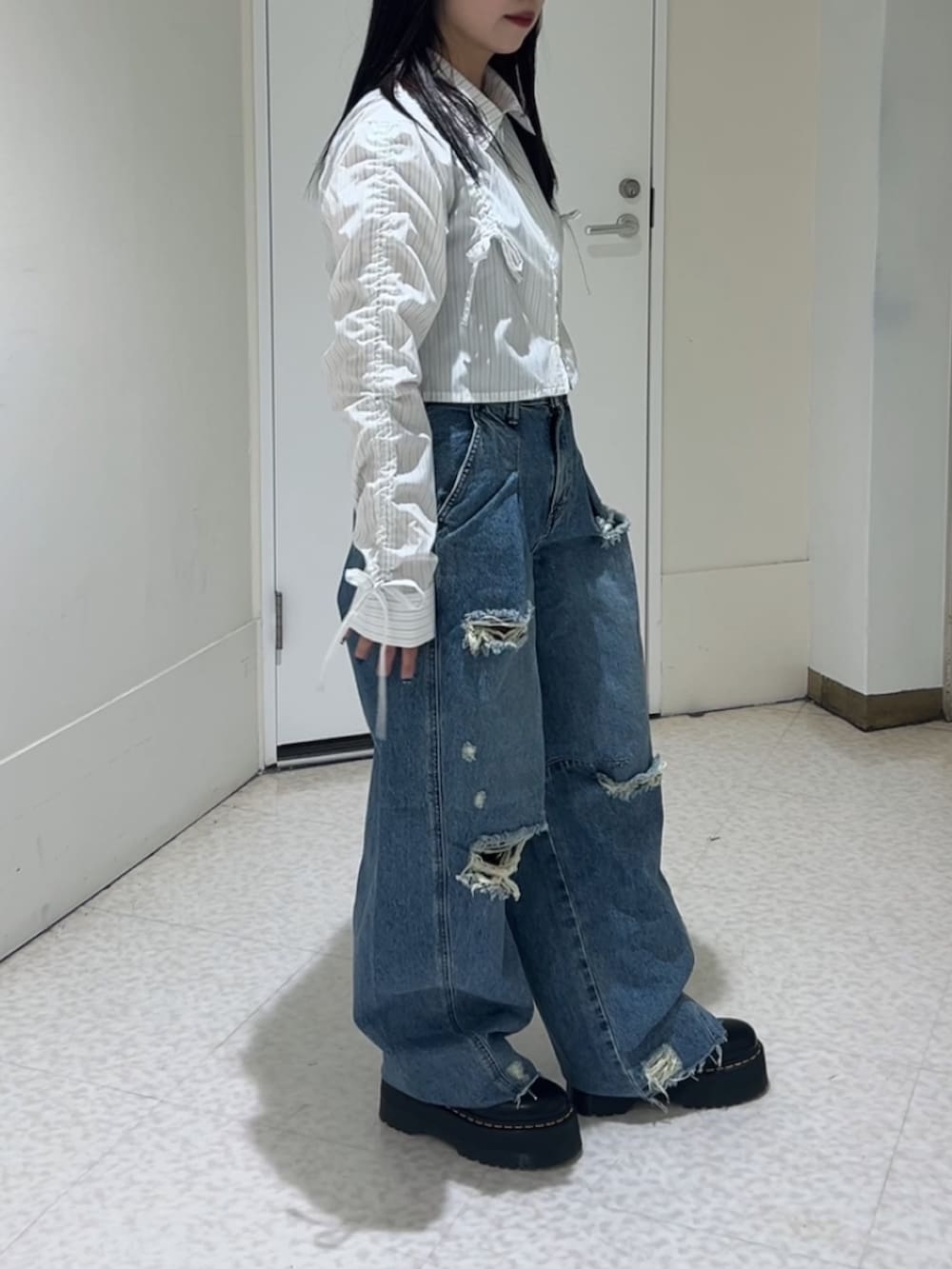 「jouetie、jouetiefashionista、jouetie_ootd、jouetieコーデ、シャツ、シャツスタイル、シャツコーデ、低身長、低身長コーデ、低身長女子、骨格、骨格ウェーブ」｜「jouetieのギャザースリーブストライプシャツ（シャツ/ブラウス、ホワイト系）」を使った、ALICEさん（骨格ウェーブ・レディース・152cm）の春コーディネートの2枚目の写真