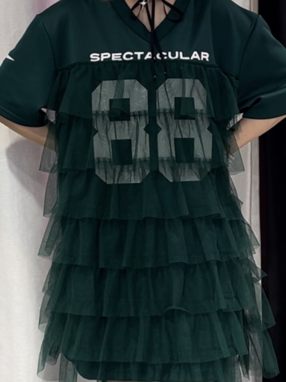 グリーン系のワンピース、ブラック系のその他パンツ、ブラック系のチョーカーを着用したレディースの夏コーディネートの4枚目の写真