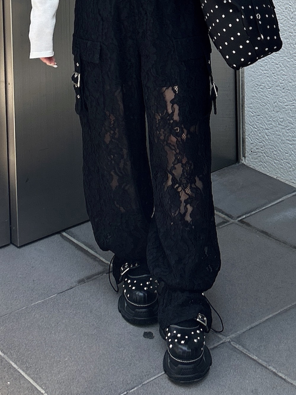 ホワイト系のTシャツ/カットソー、ブラック系のその他パンツ、ブラック系のサンダルを着用したレディースの夏コーディネートの6枚目の写真