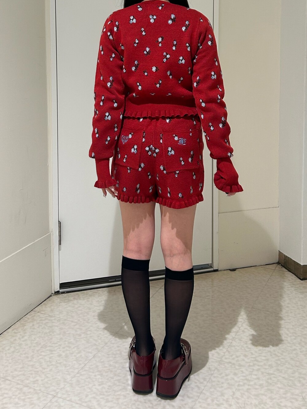 レッド系のニット/セーター、レッド系のニット/セーター、レッド系のローファーを着用したレディースの冬コーディネートの3枚目の写真