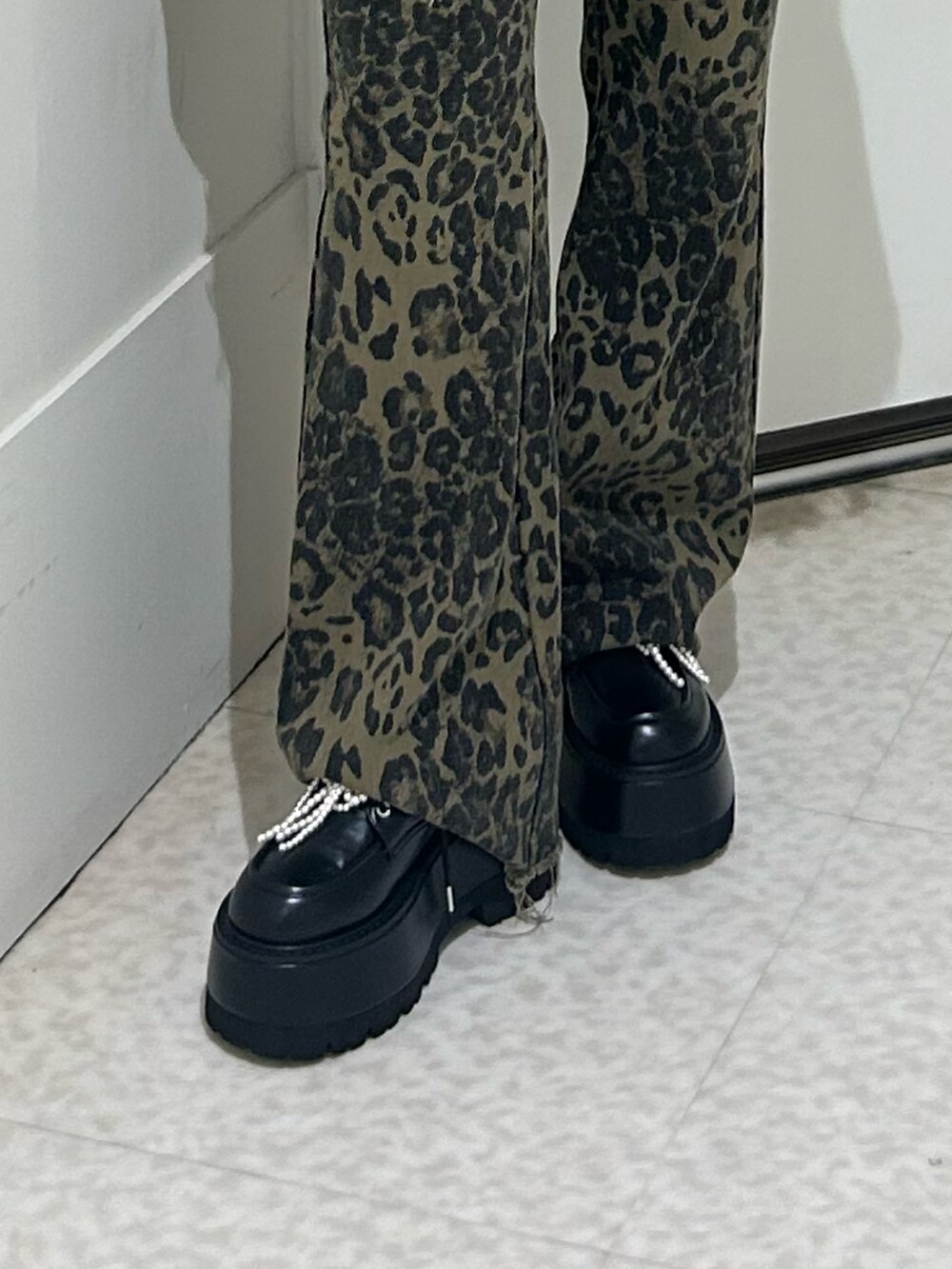 ブラウン系のその他パンツ、ブラック系のドレスシューズ、グリーン系のパーカーを着用したレディースの秋コーディネートの7枚目の写真