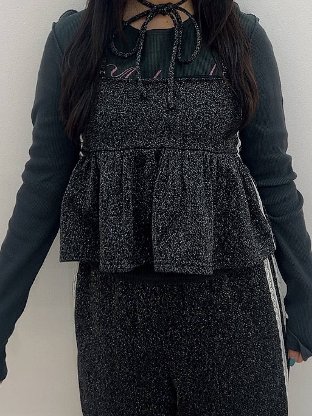 ブラック系のキャミソール、ブラック系のその他パンツ、ブラック系のローファーを着用したレディースの春コーディネートの4枚目の写真