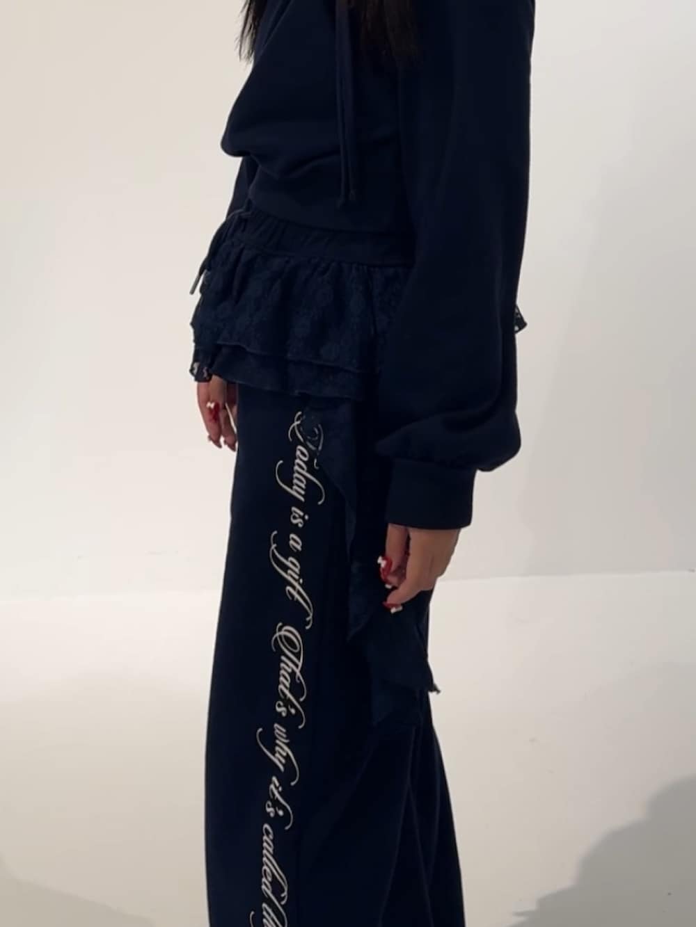 ブルー系のスウェットパンツ、ブルー系のスウェット、ブラック系のブーツを着用したレディースの秋コーディネートの5枚目の写真