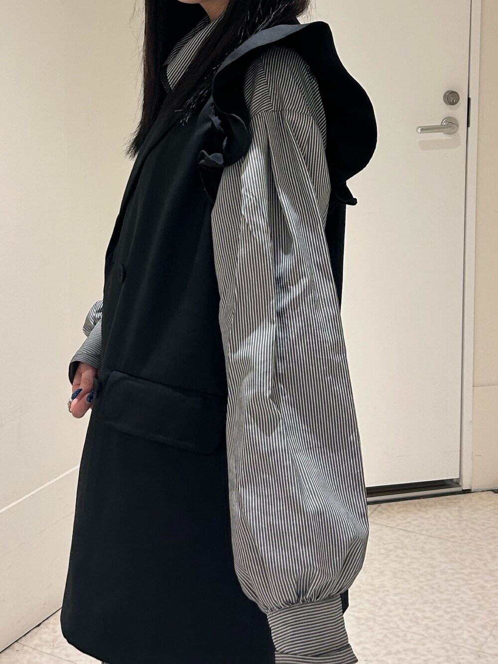 ブラック系のシャツ/ブラウス、ブラック系のワンピース、レッド系のスニーカーを着用したレディースの春コーディネートの6枚目の写真