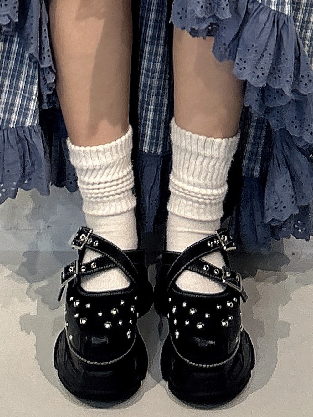ブルー系のシャツ/ブラウス、ブルー系のスカート、ブラック系のサンダルを着用したレディースの春コーディネートの5枚目の写真