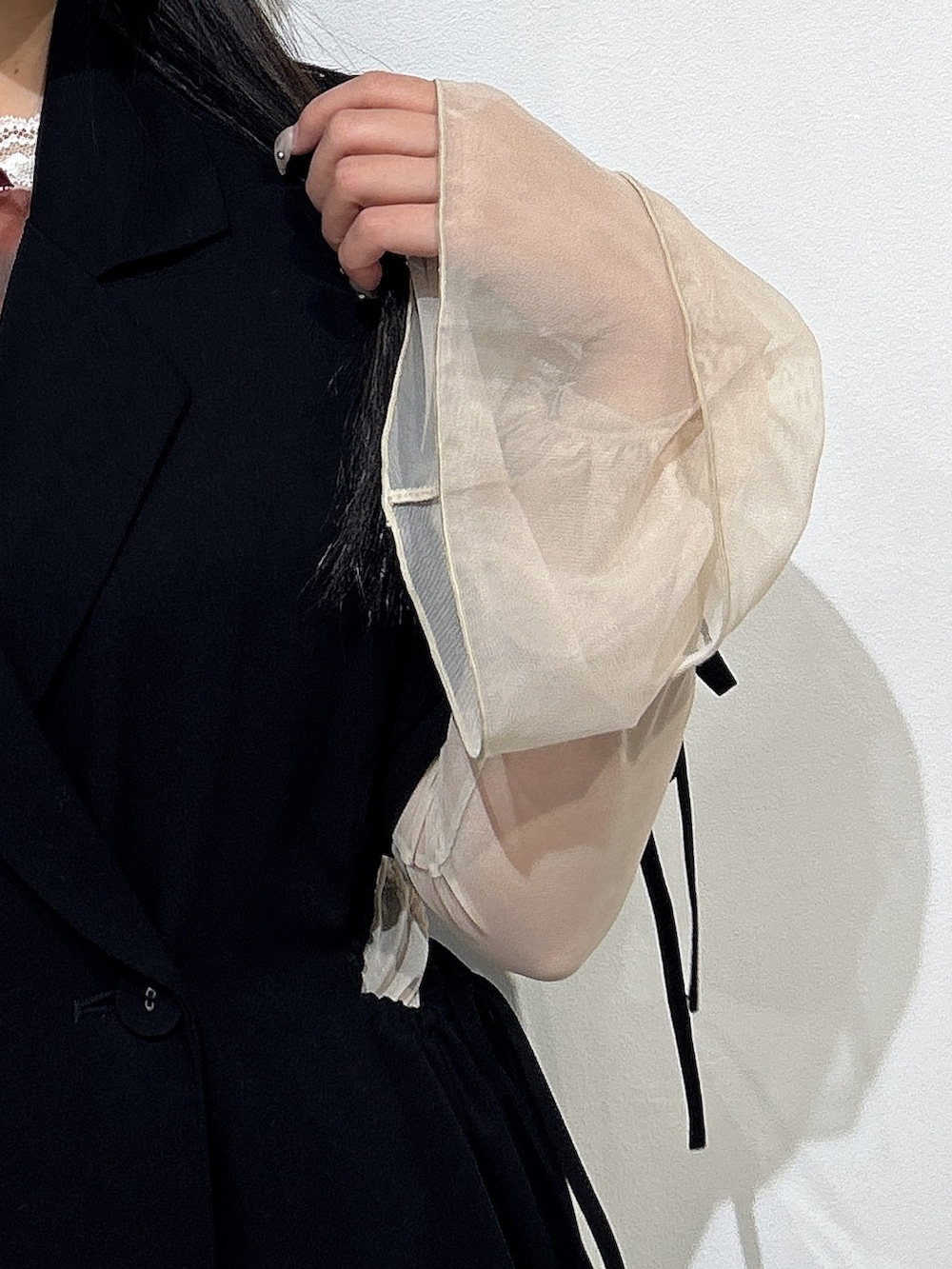 ホワイト系のTシャツ/カットソー、ブラック系のワンピース、ブラック系のハンドバッグを着用したレディースの春コーディネートの5枚目の写真