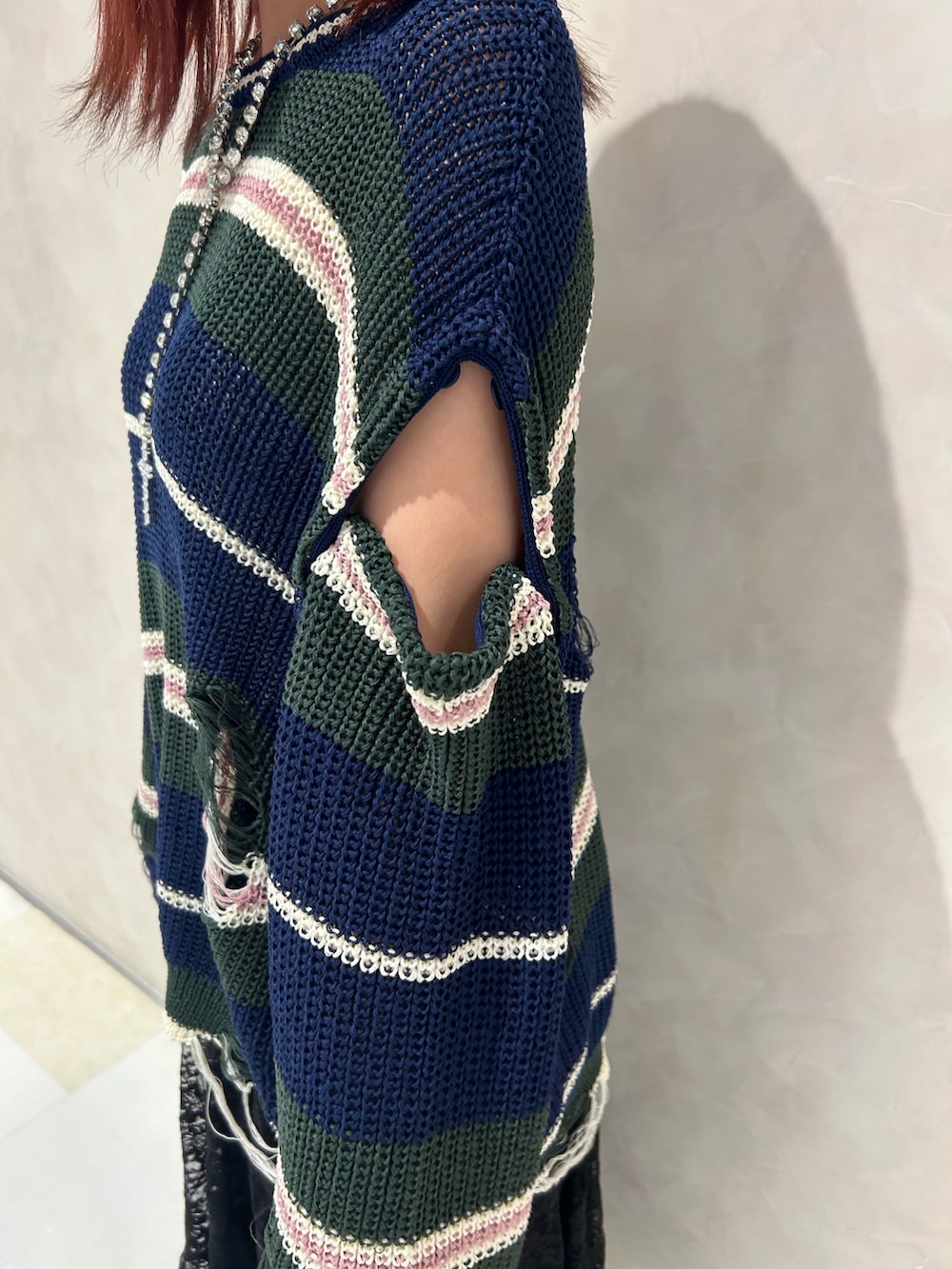 ブラック系のスカート、ブラック系のドレスシューズ、ホワイト系のシューズ小物/雑貨を着用したレディースの秋コーディネートの6枚目の写真