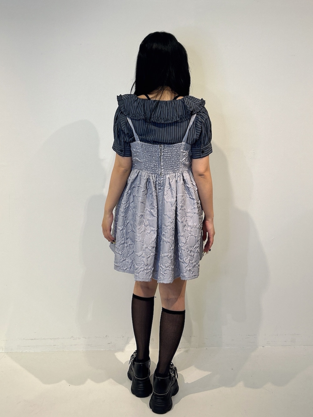 ブルー系のワンピース、ブラック系のシャツ/ブラウス、ブラック系のサンダルを着用したレディースの春コーディネートの3枚目の写真