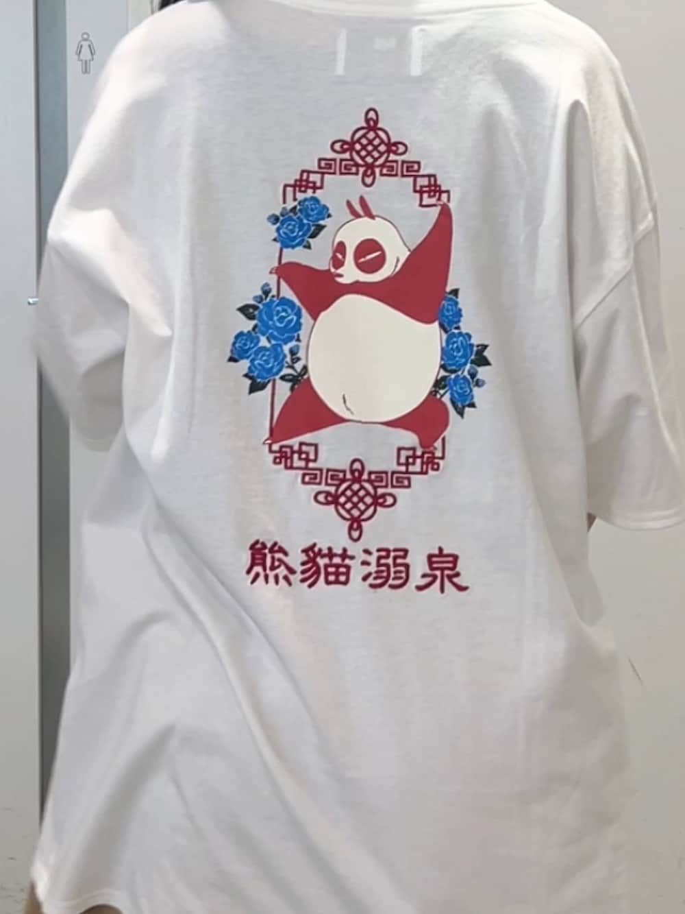 ベージュ系のデニムパンツ、ブラック系のその他シューズ、ホワイト系のTシャツ/カットソーを着用したレディースの春コーディネートの6枚目の写真