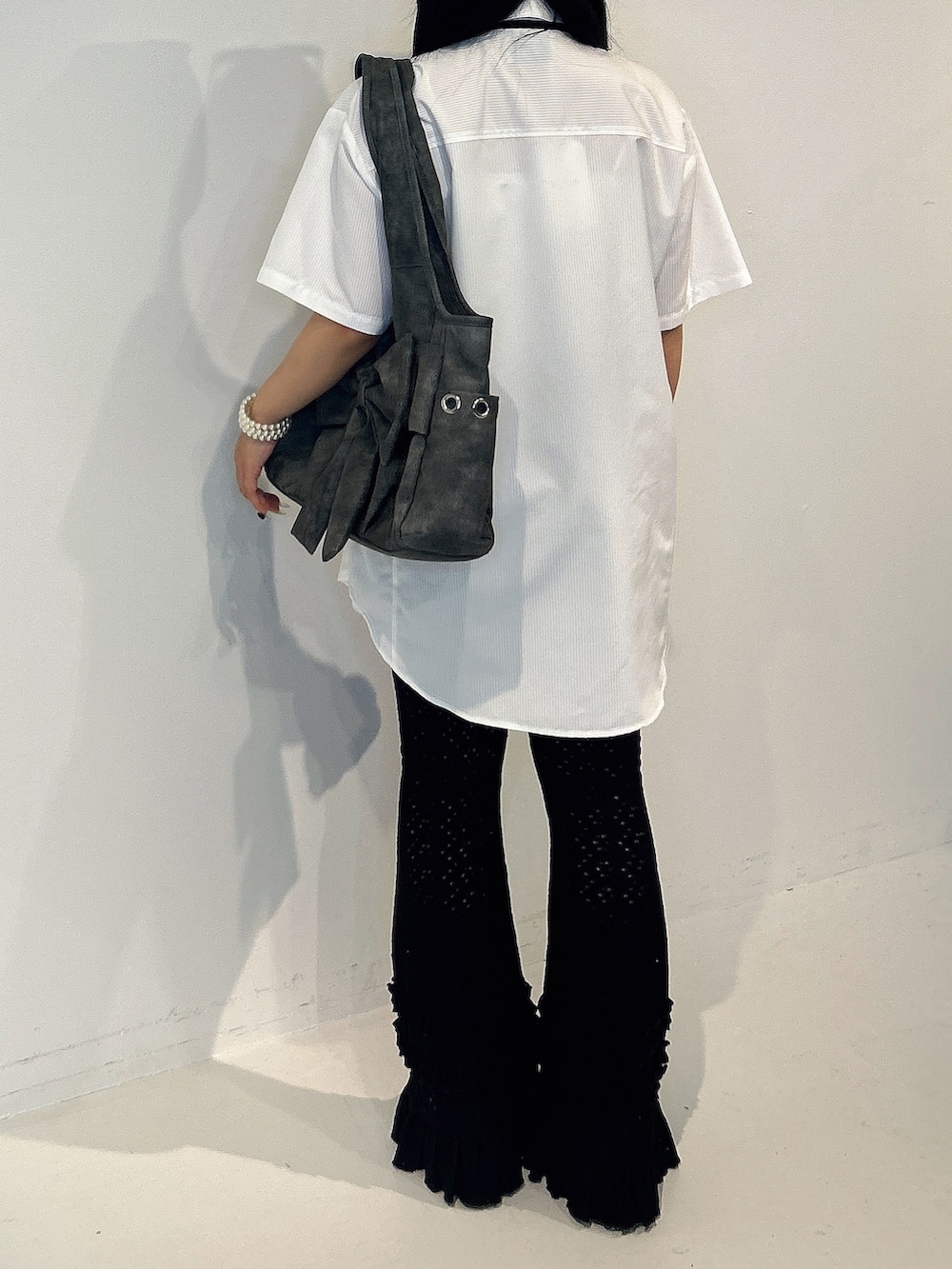 ホワイト系のシャツ/ブラウス、ブラック系のその他パンツ、ブラック系のネクタイを着用したレディースの春コーディネートの3枚目の写真