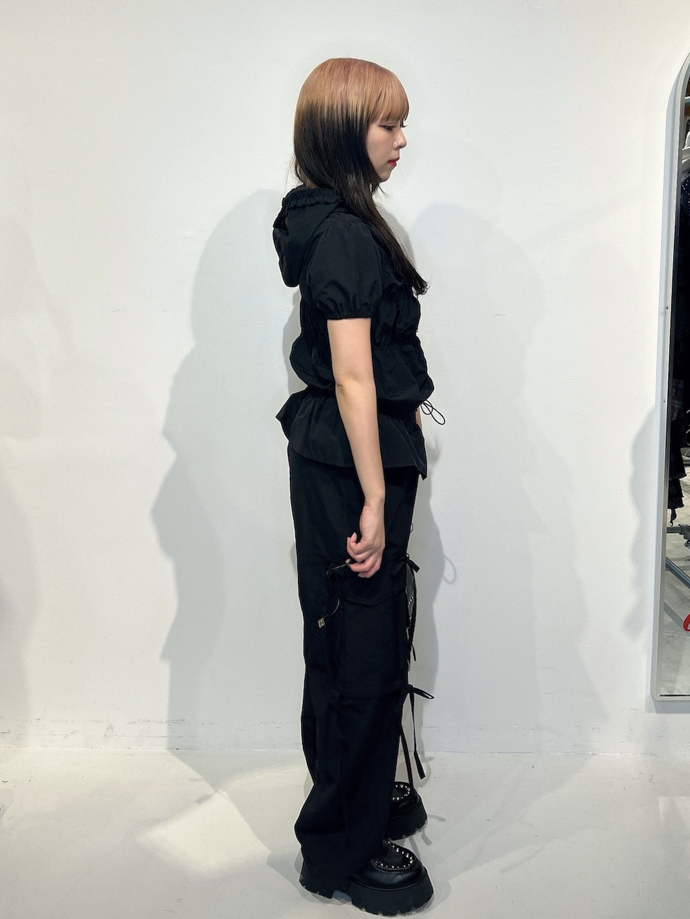 ブラック系のその他トップス、ブラック系のその他パンツ、ブラック系のローファーを着用したレディースの春コーディネートの2枚目の写真