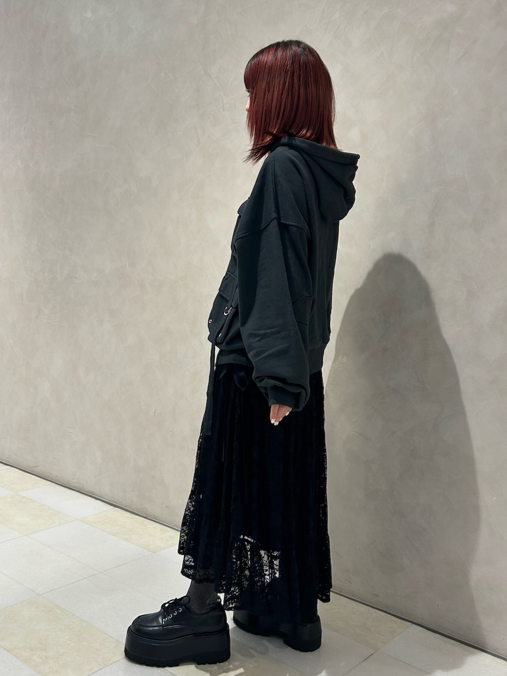 ブラック系のスカート、ブラック系のドレスシューズ、ホワイト系のシューズ小物/雑貨を着用したレディースの秋コーディネートの2枚目の写真