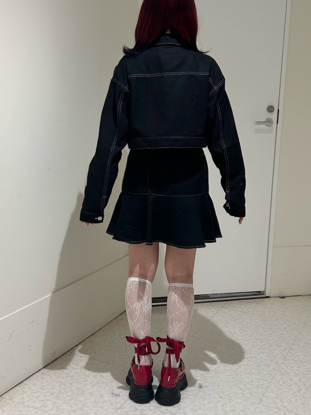 ブラック系のワンピース、ホワイト系のTシャツ/カットソー、レッド系のローファーを着用したレディースの秋コーディネートの3枚目の写真