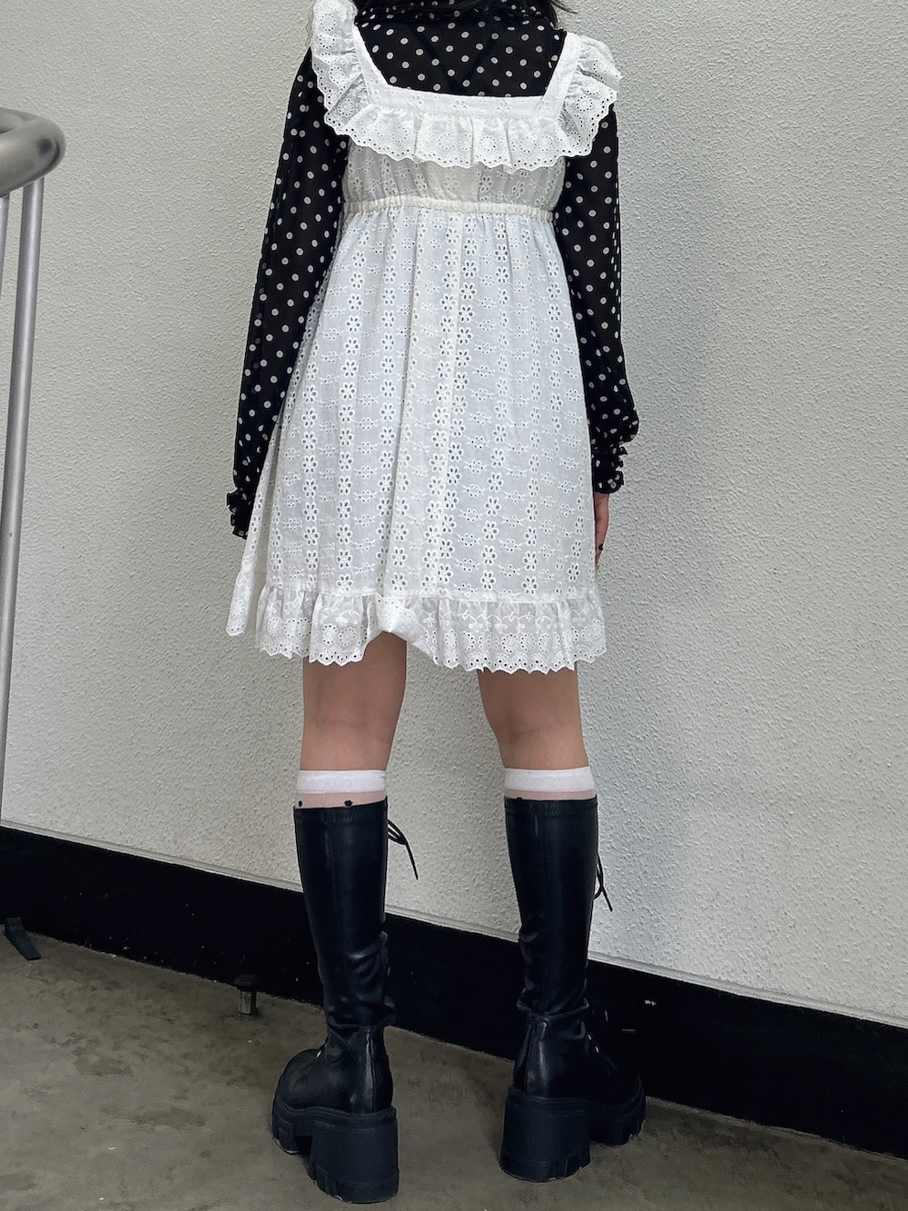 ブラック系のシャツ/ブラウス、ホワイト系のワンピース、ブラック系のブーツを着用したレディースの春コーディネートの3枚目の写真