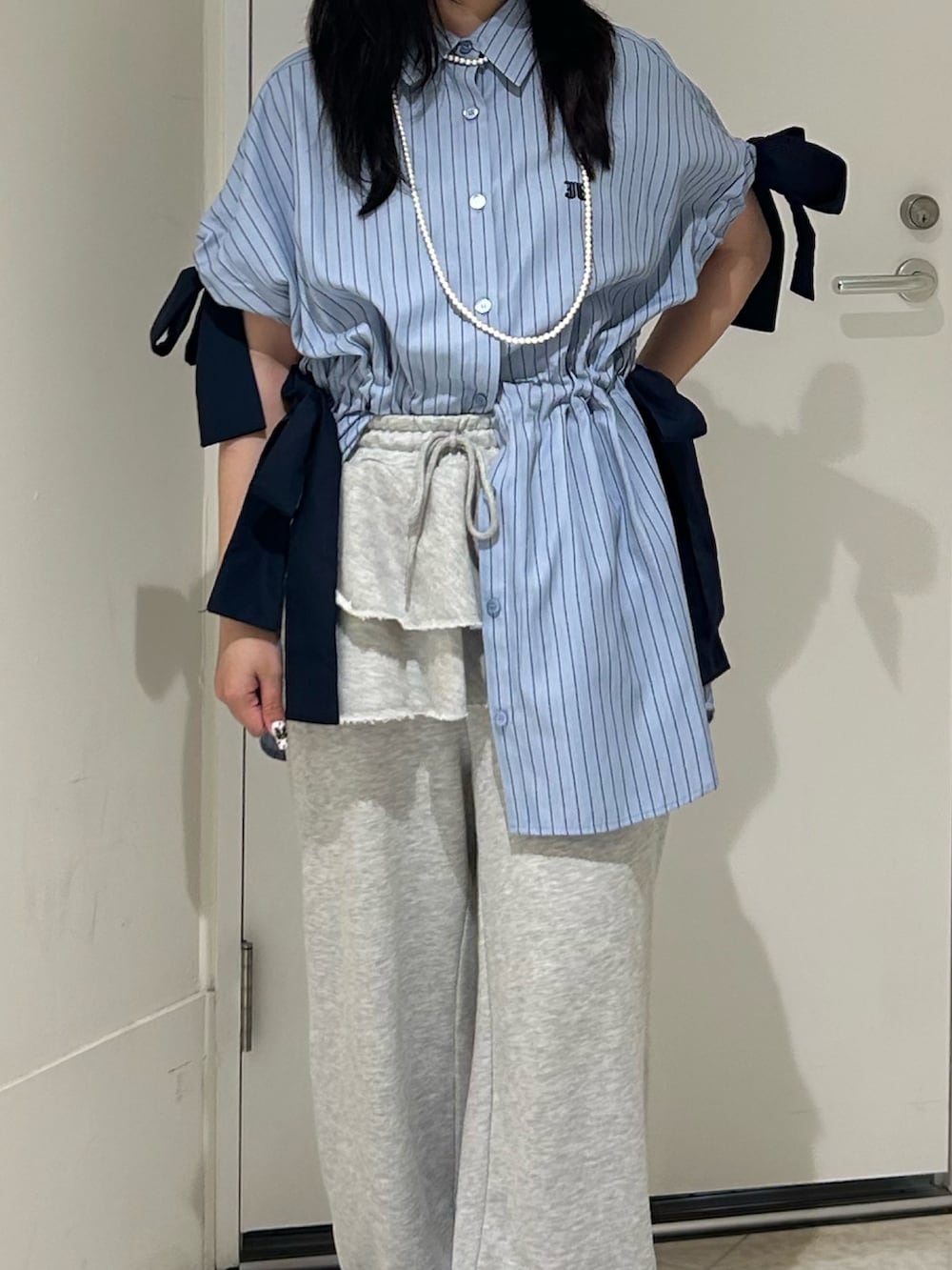 ブルー系のシャツ/ブラウス、グレー系のスウェットパンツ、ブラック系のその他シューズを着用したレディースの夏コーディネートの4枚目の写真