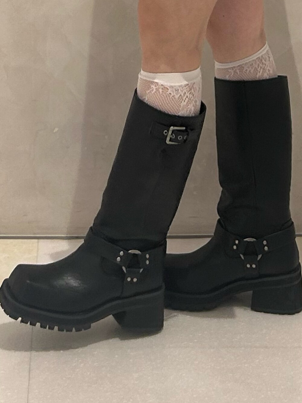 ブラック系のブーツ、ホワイト系のスカート、ブルー系のニット/セーターを着用したレディースの秋コーディネートの8枚目の写真